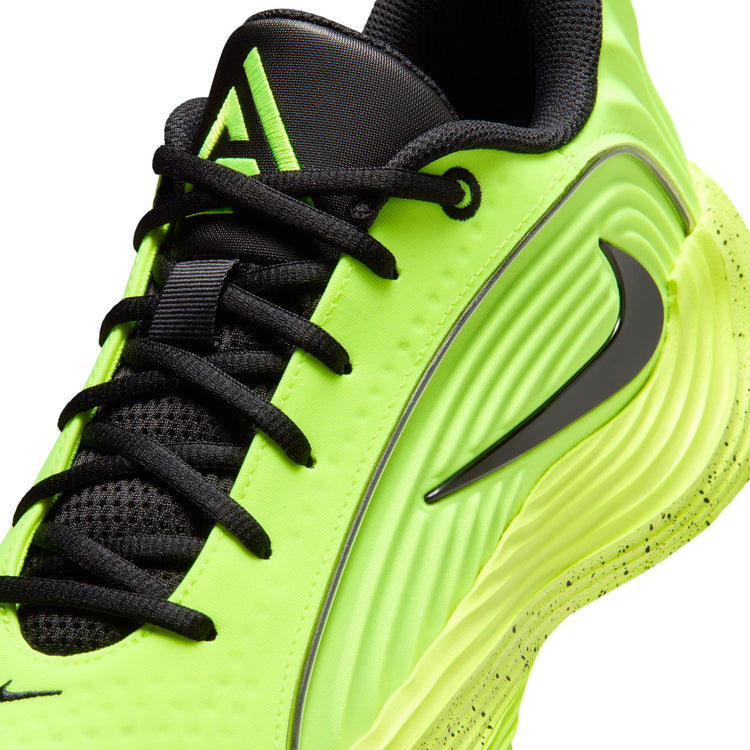 Scarpe da basket Nike Giannis Immortality 5 Barely Volt, nere e volt, con suola ammortizzata e design sportivo.