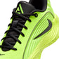 Scarpe da basket Nike Giannis Immortality 5 Barely Volt, nere e volt, con suola ammortizzata e design sportivo.