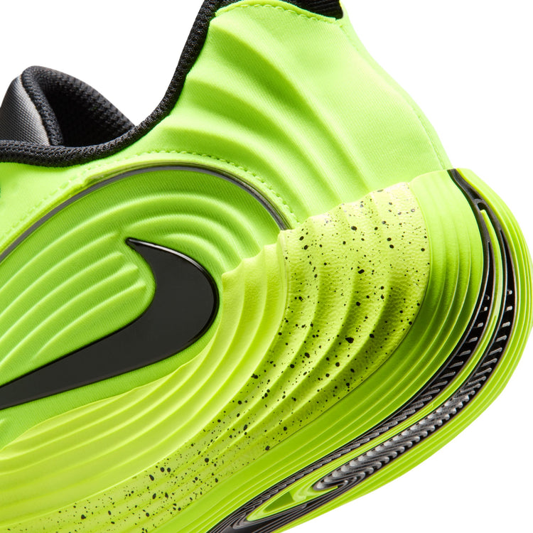 Scarpe da basket Nike Giannis Immortality 5 Barely Volt, nere e gialle, con suola antiscivolo e design sportivo.