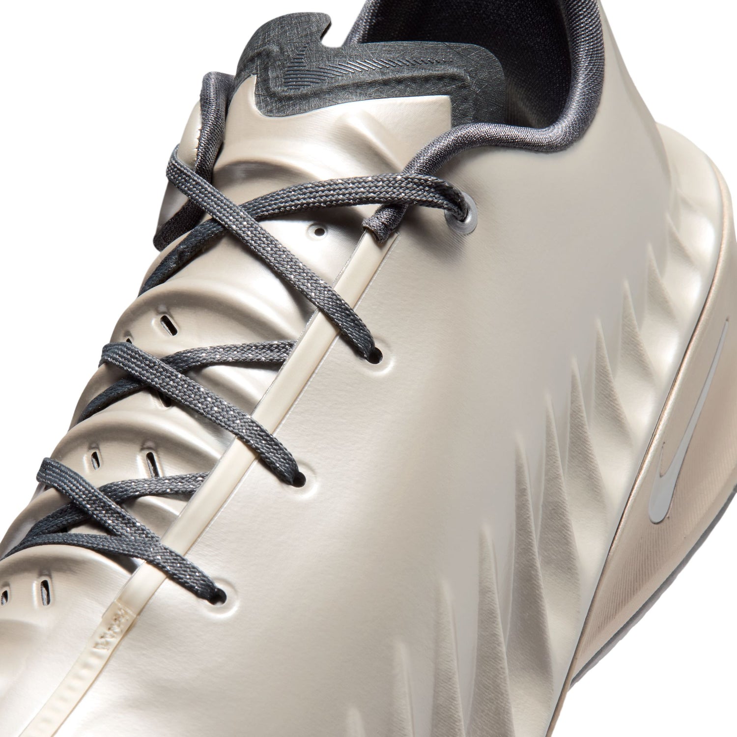 Scarpe da basket Nike G.T. Cut 4 Rob Dillingham, sneakers sportive nere con dettagli colorati, su sfondo bianco.