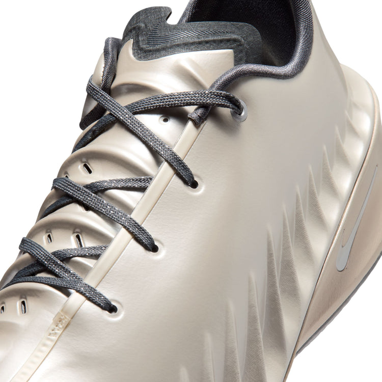 Scarpe da basket Nike G.T. Cut 4 Rob Dillingham, sneakers sportive nere con dettagli colorati, su sfondo bianco.