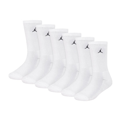 Calze da basket Jordan Essential 6 pack per bambini, calze sportive con logo Jordan, colore bianco e nero, visibili in primo piano.
