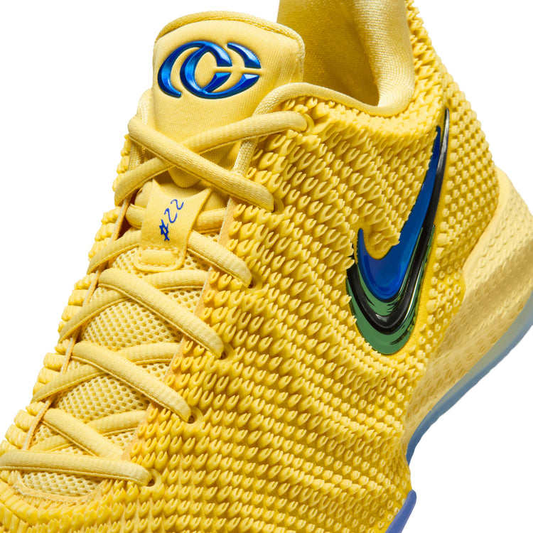 Nike Caitlin Clark 1 Warning Code – dettaglio Swoosh multicolor verde metallico tallone