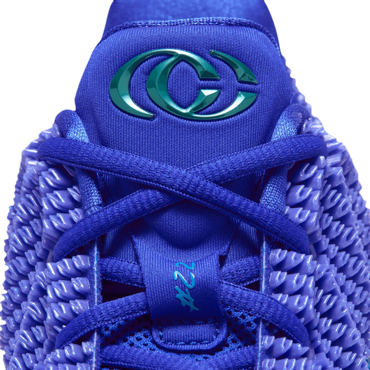 Nike Caitlin Clark 1 – dettaglio linguetta logo CC numero 22 firma