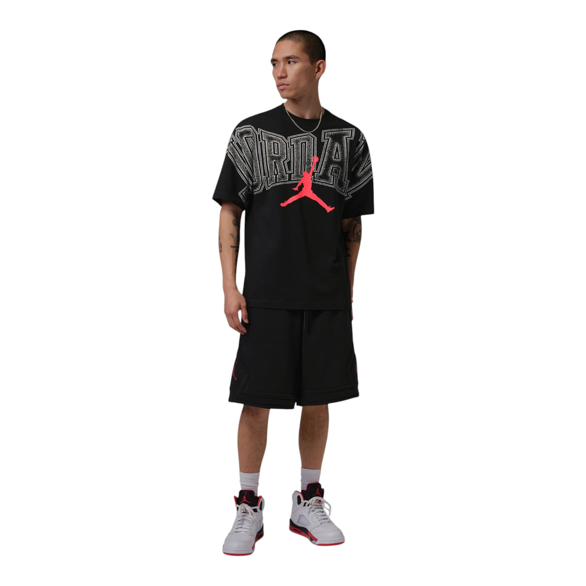 T-shirt Jordan Uomo Graphic nera IQ0708-010 – vista frontale grafica Jordan Nero Infrared 23 cotone  indossata
