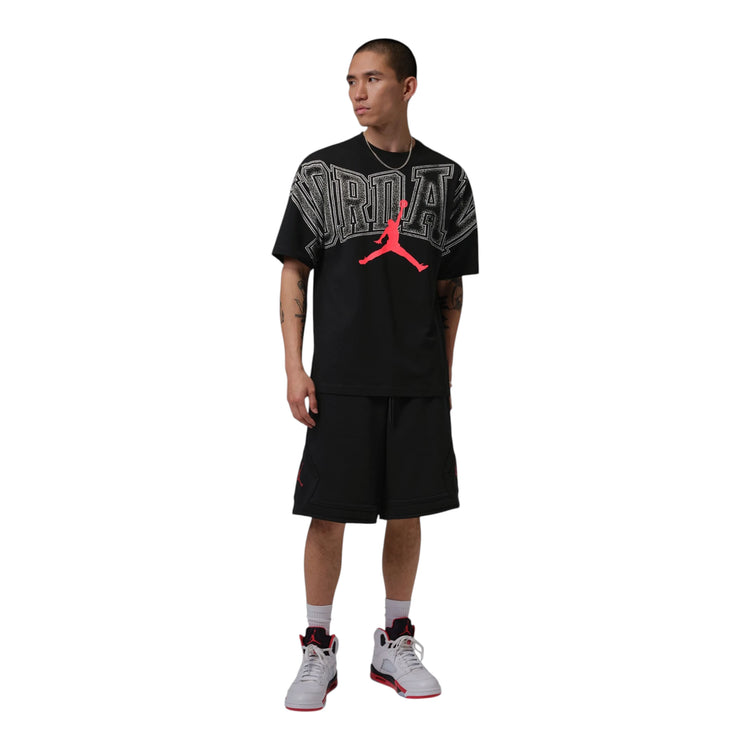 T-shirt Jordan Uomo Graphic nera IQ0708-010 – vista frontale grafica Jordan Nero Infrared 23 cotone  indossata