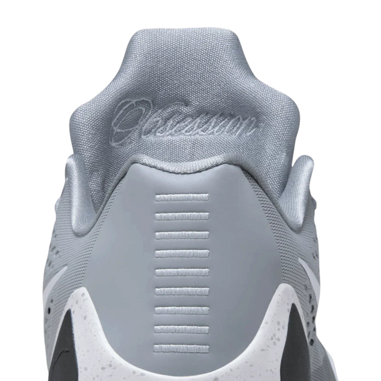 Kobe 9 Low EM Protro Wolf Grey – vista posteriore tallone fibra carbonio stabilità laterale