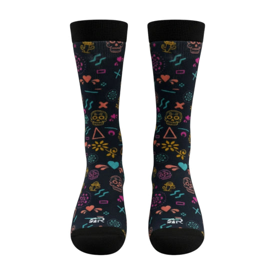 Calze da basket ROOKIE BASKETBALL THE ALIEN su manichino, calzini sportivi neri con dettagli colorati per basket.
