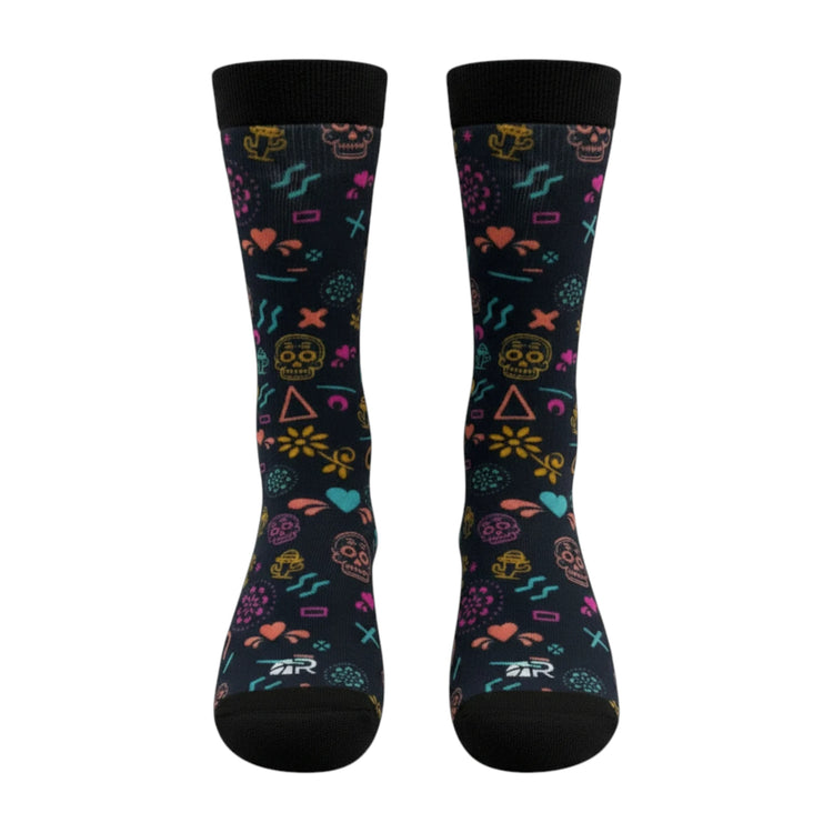 Calze da basket ROOKIE BASKETBALL THE ALIEN su manichino, calzini sportivi neri con dettagli colorati per basket.