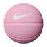 Palla da basket Nike Skill Ball dimensione 3, palla da basket OPTION, visibile in primo piano con dettagli in gomma e logo Nike.