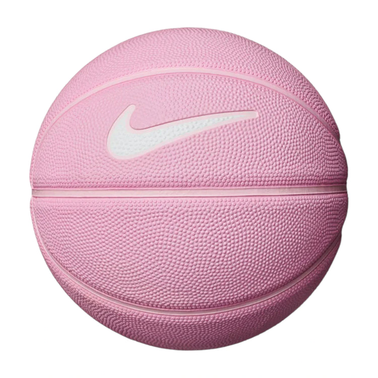 Palla da basket Nike Skill Ball dimensione 3, palla da basket OPTION, visibile in primo piano con dettagli in gomma e logo Nike.