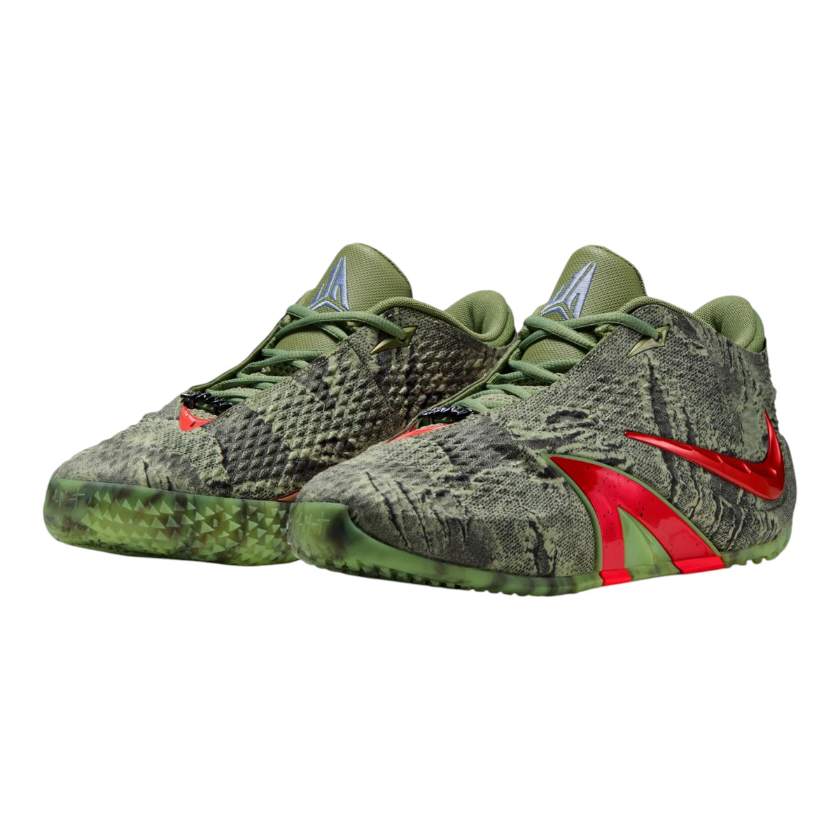 Nike Ja 4 Zombie Halloween IO7939-300 – vista di 3/4 upper distressed Oil Green Bright Crimson Swoosh