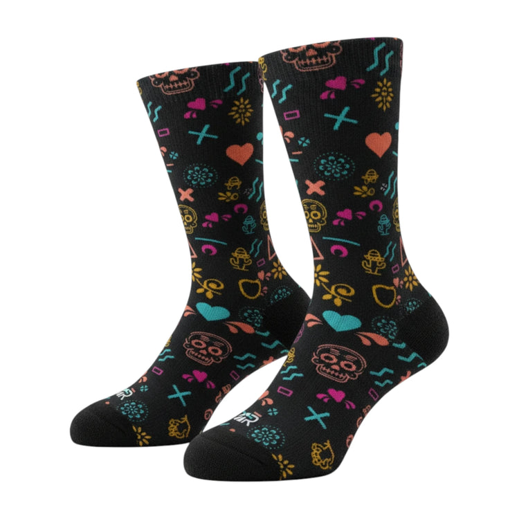 Calze da basket ROOKIE BASKETBALL THE ALIEN su manichino, design colorato e sportivo, ideali per giocatori di pallacanestro.