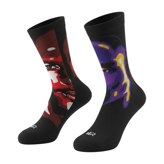 Calze da basket ROOKIE BASKETBALL THE GOAT SOCKS su manichino, dettagli colorati e design sportivo per appassionati di basket.