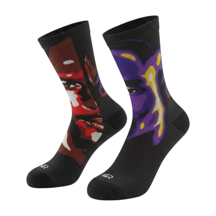 Calze da basket ROOKIE BASKETBALL THE GOAT SOCKS su manichino, dettagli in tessuto sportivo e design colorato.
