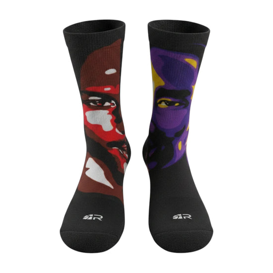 Calze da basket ROOKIE BASKETBALL THE GOAT SOCKS su manichino, dettagliate con design sportivo e colori vivaci.