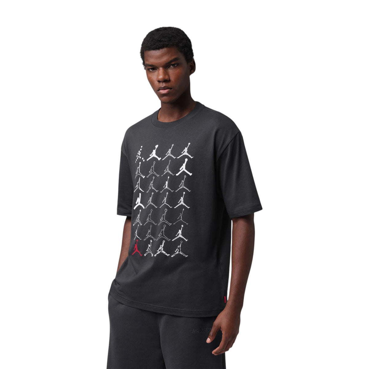 T-Shirt Jordan Jumpman Tee nera IO0123-045 – vista frontale griglia Jumpman sketch accento rosso