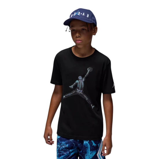 T-shirt Jordan Kids Skeleton Jumpman nera 95F060-023 – vista frontale grafica skeleton logo Jumpman fondo nero
