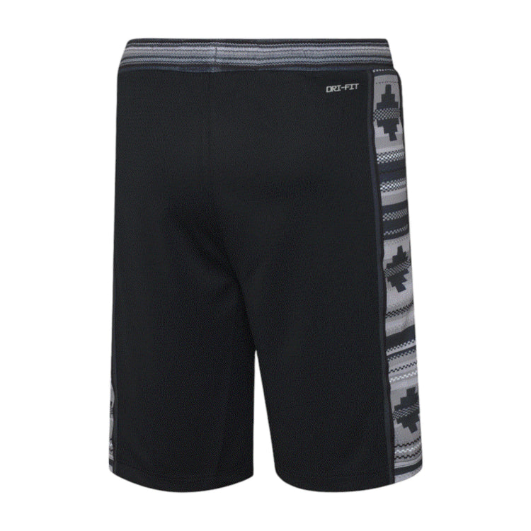 Pantaloncini NBA Kids Spurs Wemby Wembanyama in tessuto nero con logo Spurs, marchio Outerstuff, davanti a sfondo bianco