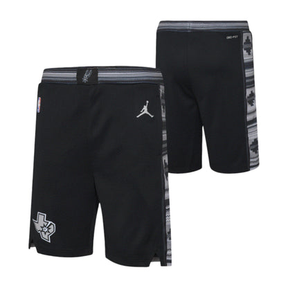Pantaloncini NBA Kids Spurs Outerstuff con stampa di Wemby Wembanyama, dettagli in blu e bianco, ideali per giovani tifosi.