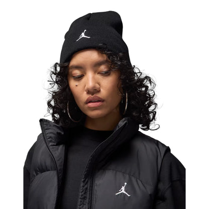 Berretto Jordan Peak Beanie con fodera in satin nero HJ3224-010 – vista frontale maglia morbida Jumpman ricamato