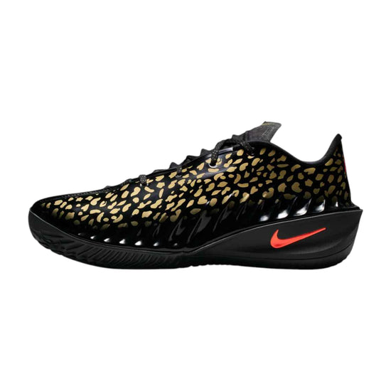Scarpe da basket Nike GT Cut 4 "Gold Panther" di Victor Wembanyama, dettaglio delle scarpe sportive gialle e nere