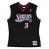Canotta Mitchell & Ness NBA 2000 Allen Iverson Sixers nera, maglia Swingman in stile sportivo con logo e dettagli visibili.