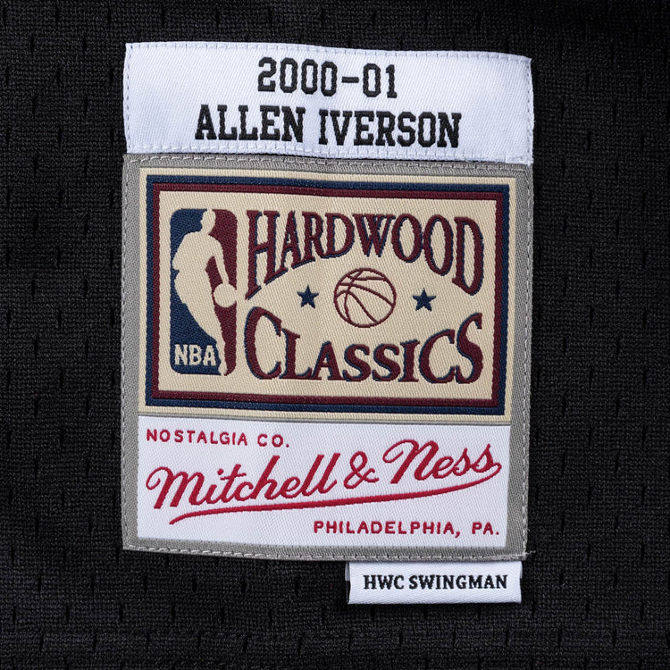 Canotta Mitchell & Ness NBA 2000 Allen Iverson Sixers, maglia swingman nera, dettaglio del tessuto e logo sulla canotta.