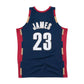 Canotta Mitchell & Ness NBA Cavaliers 2008 LeBron James in blu navy, tessuto leggero e dettagli sportivi.