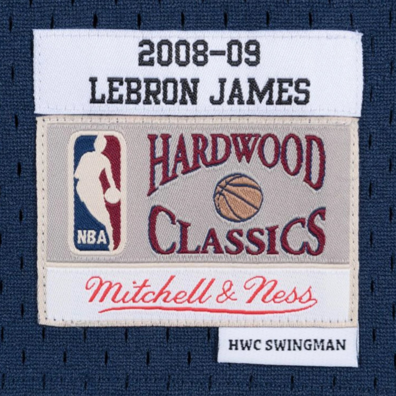Canotta NBA Mitchell & Ness LeBron James Cavaliers 2008 in tessuto navy, dettaglio logo e stile swingman.