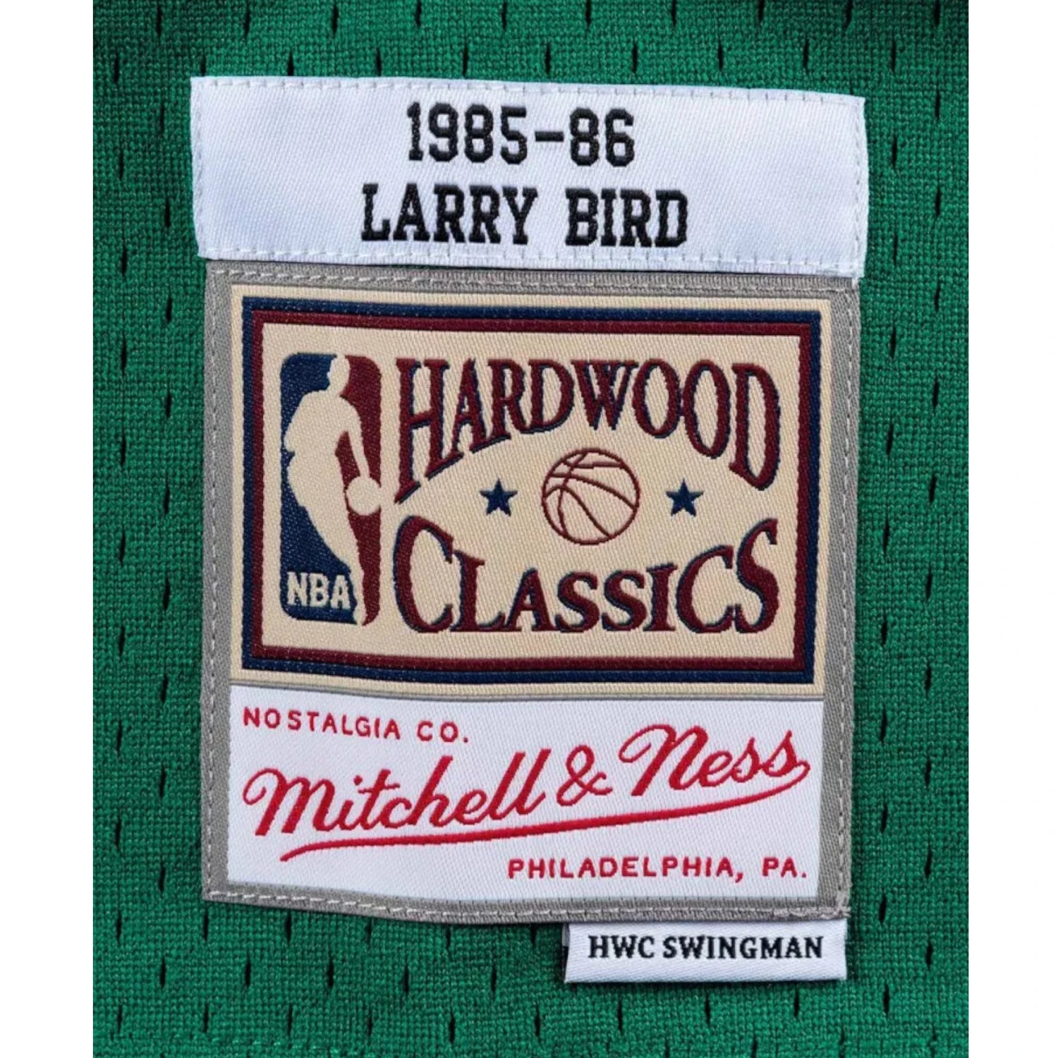 Canotta Mitchell & Ness NBA 1985 Larry Bird Celtics verde, maglia Swingman, dettagli di alta qualità e logo team visibili.