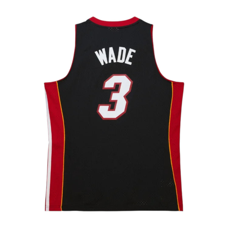 Canotta Mitchell & Ness NBA 2012 Dwyane Wade Heat nera, maglia sportiva con dettagli ufficiali, visibile in primo piano.