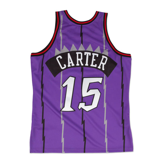 Canotta Mitchell & Ness NBA Vince Carter Raptors 1998 viola, dettaglio logo e tessuto, stile Swingman, abbigliamento sportivo.
