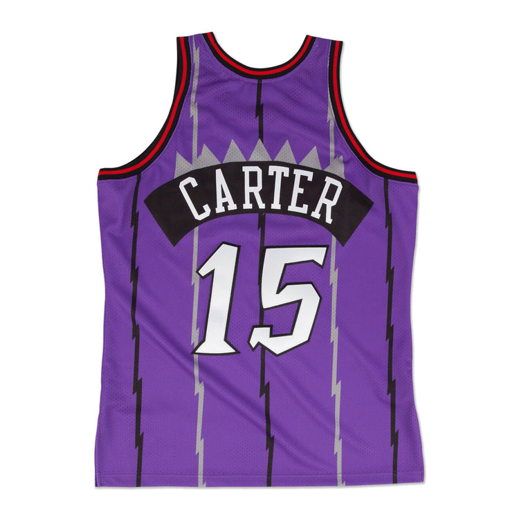 Canotta Mitchell & Ness NBA Vince Carter Raptors 1998 viola, dettaglio logo e tessuto, stile Swingman, abbigliamento sportivo.