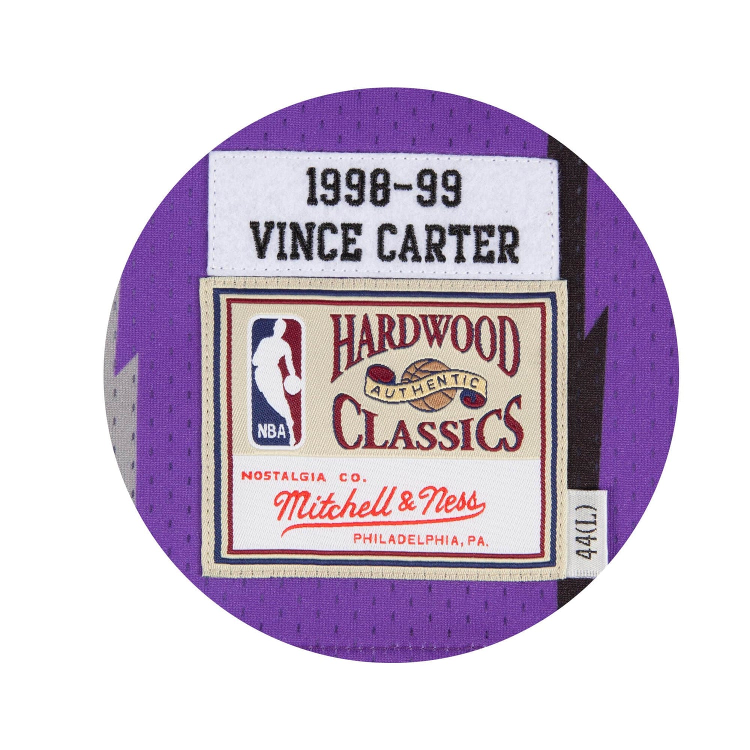 Canotta Mitchell & Ness NBA Vince Carter 1998 Raptors viola, dettaglio tessuto e logo, stile swingman, maglia sportiva.