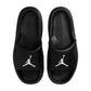 Ciabatte Jordan Franchise Slides Uomo nere e bianche con design sportivo, comode e leggere, perfette per il casual e il relax.