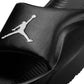 Ciabatte Jordan Franchise Slides per uomo, nere e bianche, con design sportivo e logo Jordan visibile.