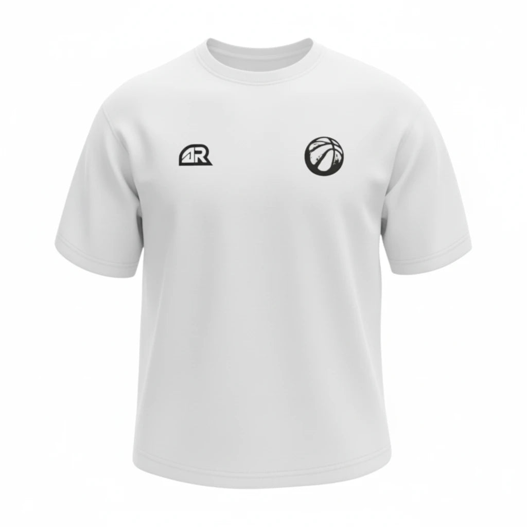 Maglietta basketball Rookie Basketball Department bianca su manichino ghost, dettaglio del design semplice e sportivo.