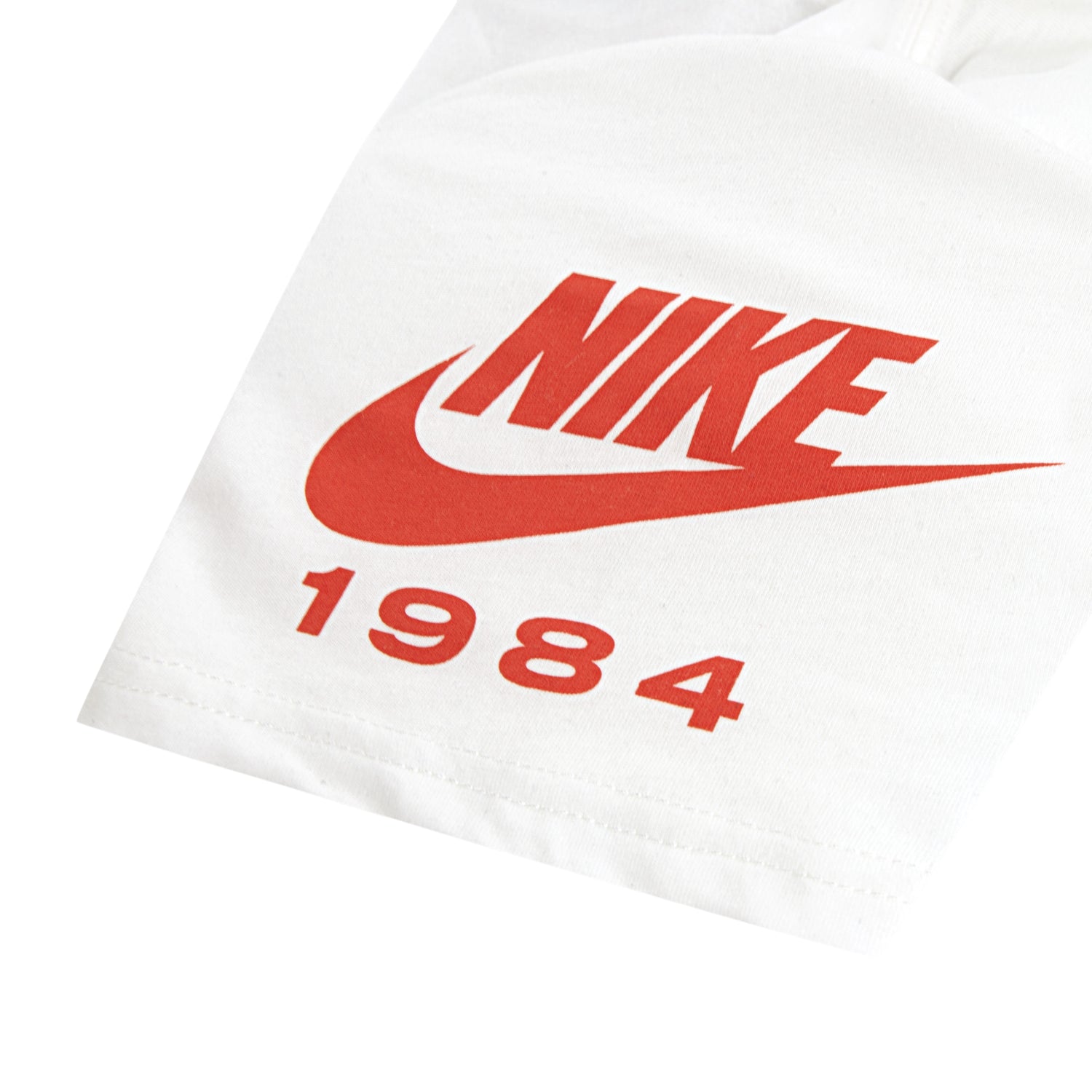 Maglietta Jordan 1984 Vintage per bambini, t-shirt bianca con dettagli rossi e neri, logo Jordan visibile.
