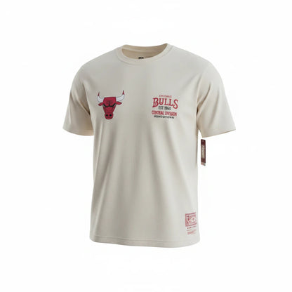Maglietta Mitchell & Ness Full Court Pressed T-Shirt Bulls bianca con logo e grafica NBA, stile classico e sportivo