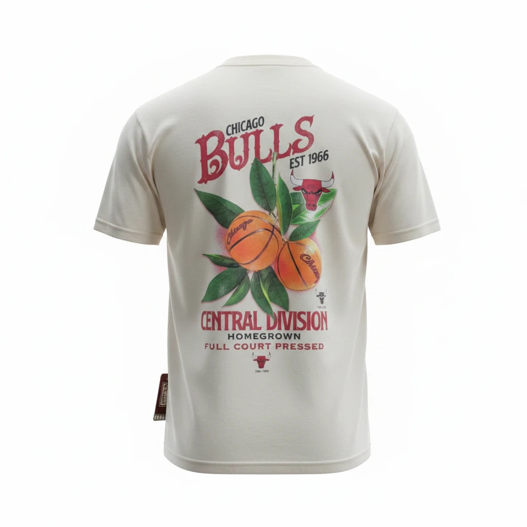 T-shirt Mitchell & Ness Full Court Pressed Bulls, maglia bianca con stampa del logo Bulls, stile classico hardwood.