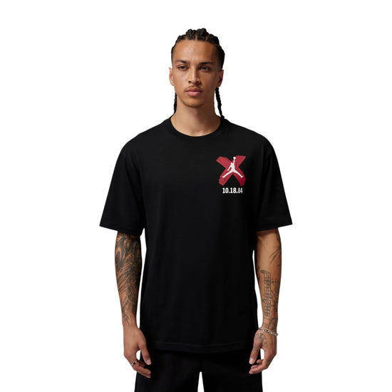 T-shirt Jordan AIR JORDAN BROOKLYN "BANNED" per adulti, nero e rosso, con logo NBA e design distintivo, visibile in immagine.