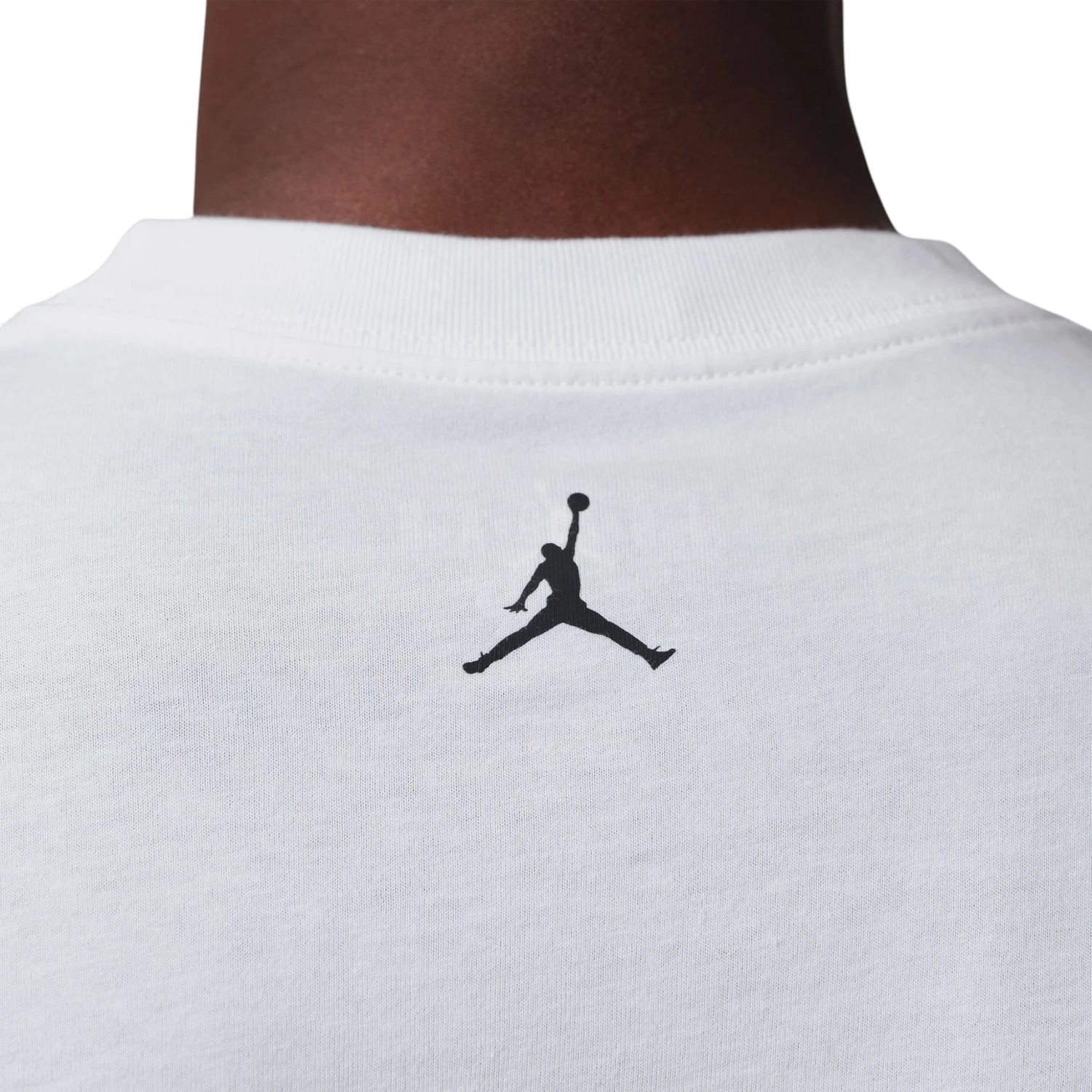 T-shirt Nike Air Jordan Brooklyn bianco, nero e rosso, con logo Jumpman e design sportivo per uomo adulto.
