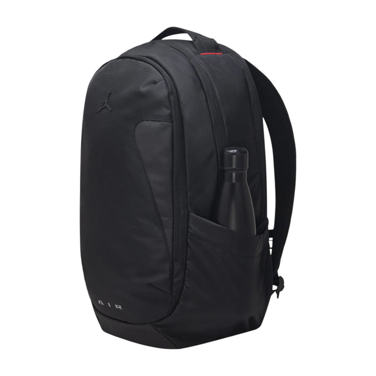 Zaino Jordan Element Pro nero con scomparti organizzati, ideale per sport e uso quotidiano, con logo Jordan visibile.