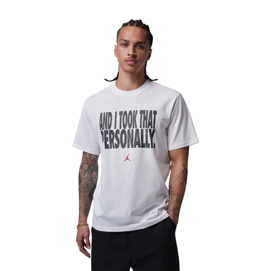 maglietta Nike Air Jordan Brooklyn Tee and i took that personally bianco nero rosso adulto uomo abbigliamento IF0870-100