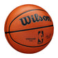 Pallone basket Wilson NBA Authentic Series Outdoor, taglia 7, in stabile materiale per uso esterno, con logo NBA visibile.