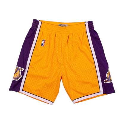 Pantaloncini NBA Lakers 2009 Mitchell & Ness Swingman in oro e viola, dettagli sportivi e logo Lakers visibili.