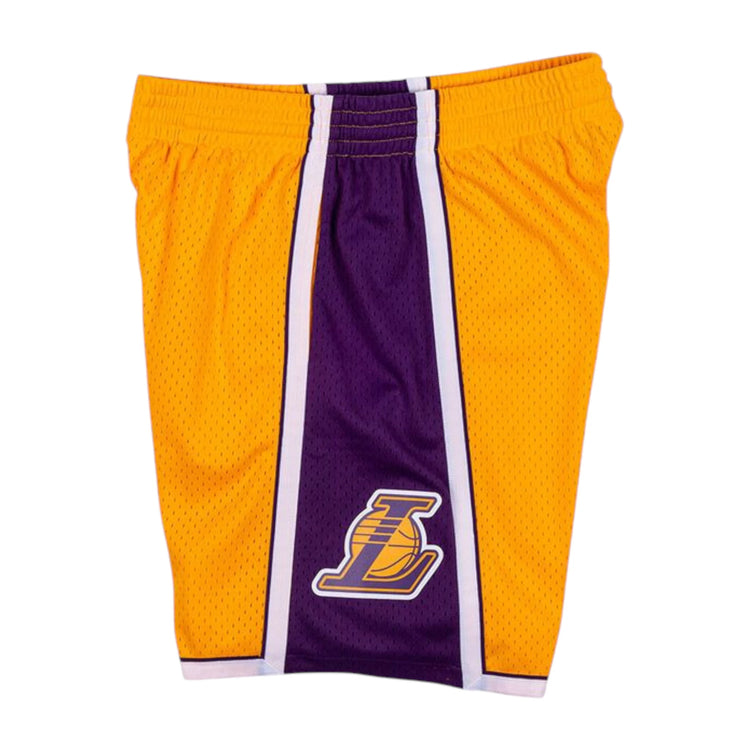 Pantaloncini NBA Lakers 2009 Mitchell & Ness Swingman, oro e viola, con dettagli ufficiali e logo Lakers.