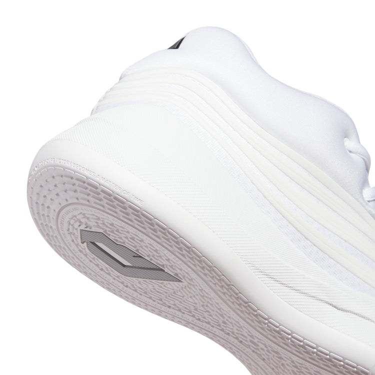 Scarpe da basket Adidas Dame X in bianco, modello signature Damian Lillard, ideali per adulti e appassionati di NBA