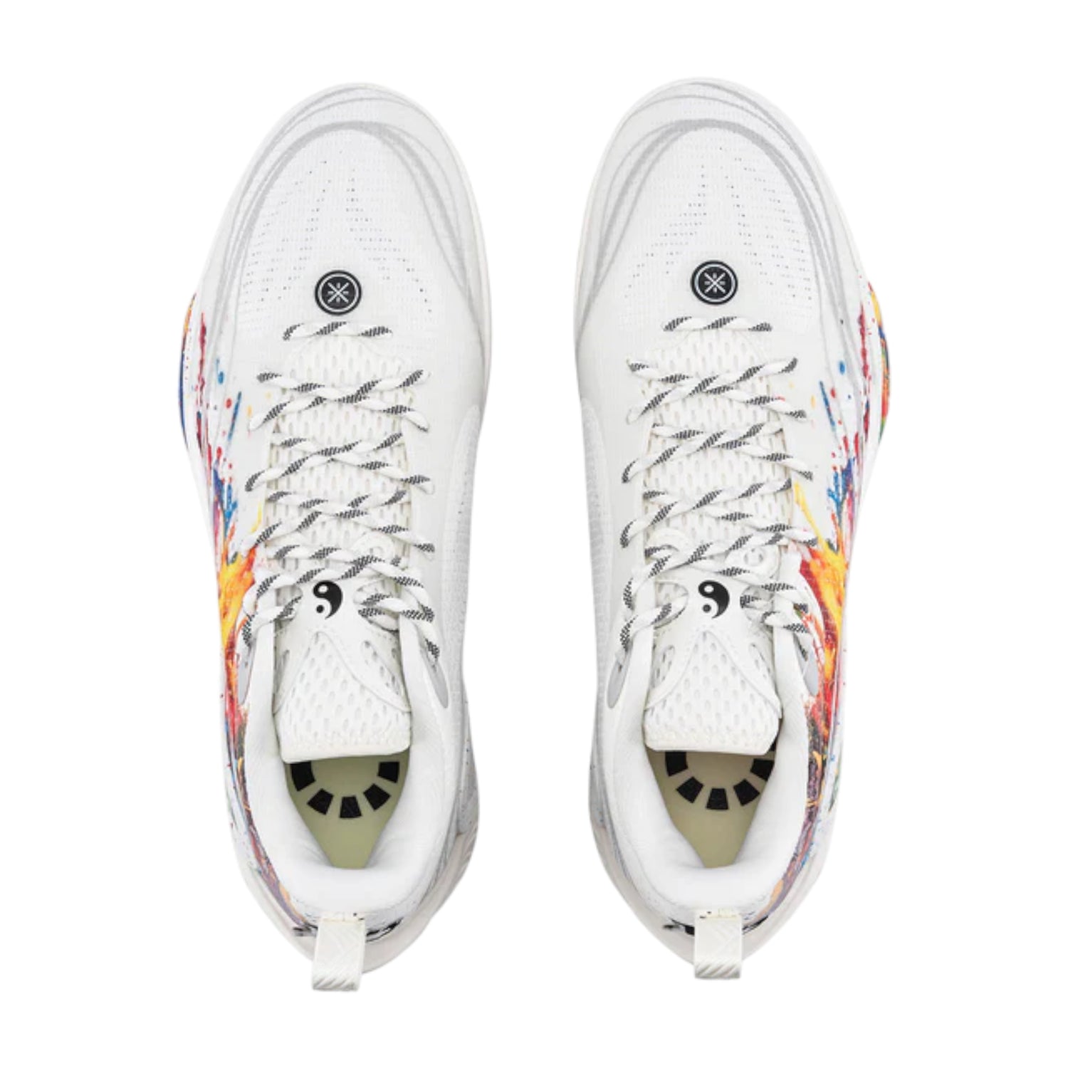 Scarpe da basket LI NING DLO 1 "Fireworks" da uomo, scarpa signature rossa, bianca, blu, verde e gialla, su fondo neutro.